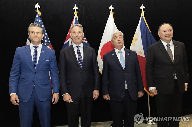 싱가포르 아시아 안보회의 지난달 31일(현지시간) 싱가포르에서 열린 아시아 안보회의(샹그릴라 대화)에서 피트 헤그세스 미 국방장관, 리처드 말스 호주 부총리 겸 국방부 장관, 나카타니 겐 일본 방위상, 길버트 테오도로 필리핀 국방부 장관이 회의한 뒤 사진 촬영 포즈를 취하고 있다. 2025.06.02
[EPA 연합뉴스 자료사진. 재판매 및 DB 금지]