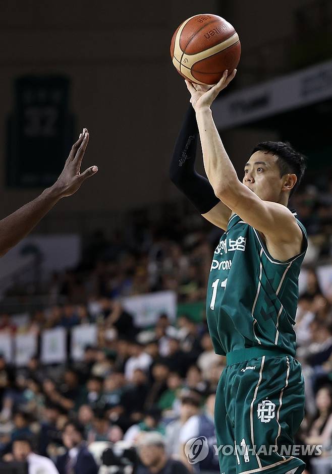 이관희, 3점이다 (원주=연합뉴스) 양지웅 기자 = 24일 오후 강원 원주종합체육관에서 열린 2024-2025 프로농구 원주 DB와 대구 한국가스공사의 경기. DB 이관희가 3점 슛을 시도하고 있다. 2024.10.24 yangdoo@yna.co.kr