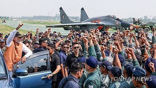 나렌드라 모디 총리 지난달 13일 인도 펀자브주 공군 기지를 방문한 나렌드라 모디 인도 총리(맨 왼쪽)가 군인들을 향해 주먹을 쥐어 보이고 있다. [EPA 연합뉴스 자료사진. 재판매 및 DB 금지]