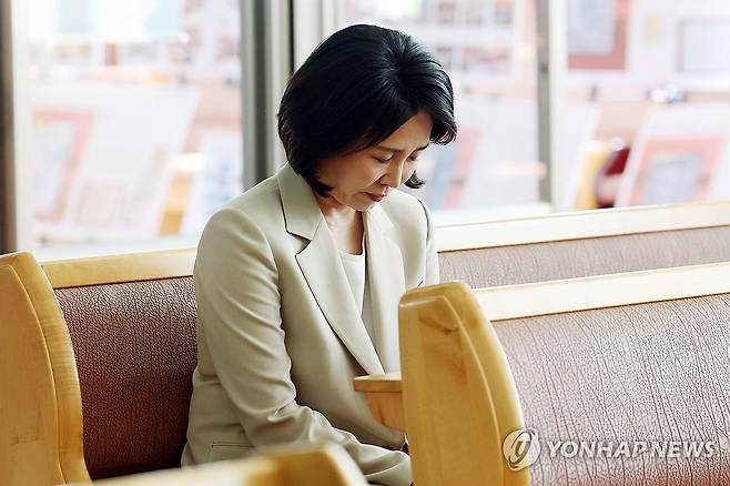 기도하는 김혜경 여사 [연합뉴스 자료사진]