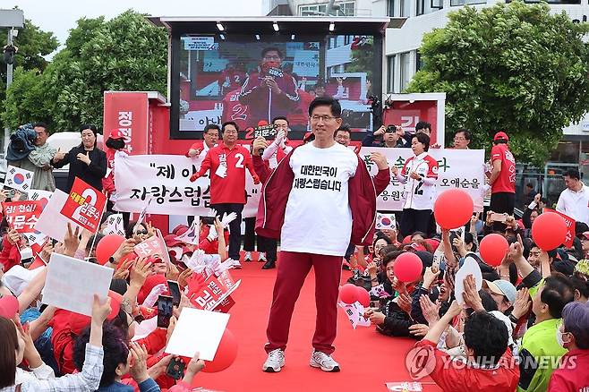 김문수, 제주 동문로터리 유세 (제주=연합뉴스) 박지호 기자 = 국민의힘 김문수 대선 후보가 2일 오전 제주시 동문로터리에서 유세를 하고 있다. 2025.6.2 jihopark@yna.co.kr