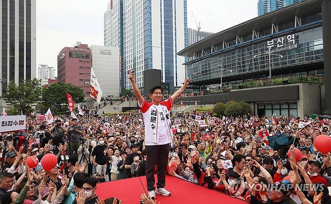 국민의힘 김문수 대선 후보, 부산역에서 (부산=연합뉴스) 류영석 기자 = 국민의힘 김문수 대선 후보가 제21대 대통령선거 선거일을 하루 앞둔 2일 부산역에서 시민들에게 지지를 호소하고 있다. 2025.6.2 [공동취재] ondol@yna.co.kr
