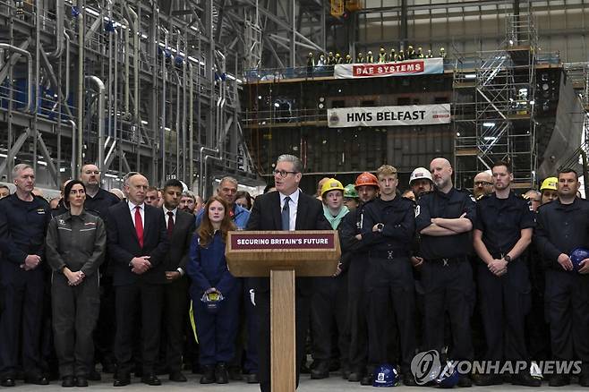 연설하는 스타머 총리 (글래스고 AP=연합뉴스) 키어 스타머 영국 총리가 2일(현지시간) 영국 스코틀랜드 글래스고의 BAE 시스템스 조선소에서 국방에 관한 연설을 하고 있다.