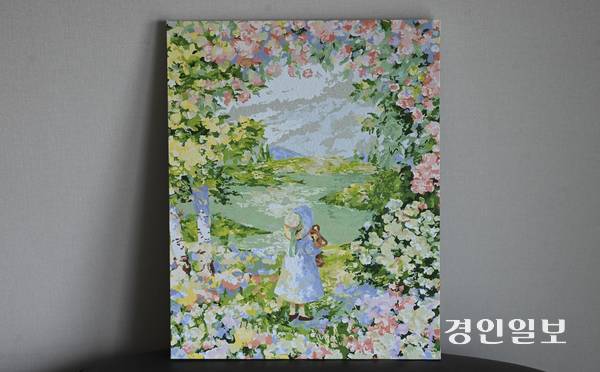 은진씨 가족 집 한편에 은진씨가 그린 그림이 놓여 있다. 2025.5.30 /이지훈기자 jhlee@kyeongin.com