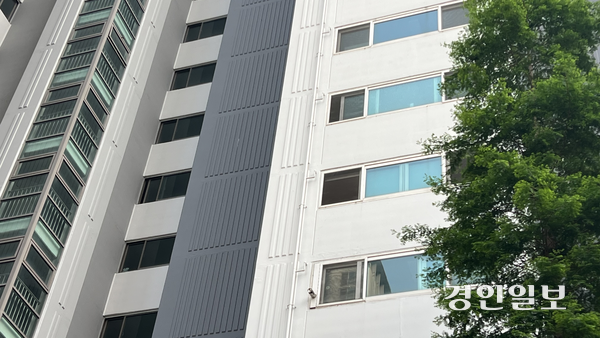 ‘동탄 납치 살인’ 사건의 가해자와 피해자가 살던 화성 동탄의 한 아파트 건물. 2025.5.27 /조수현기자 joeloach@kyeongin.com