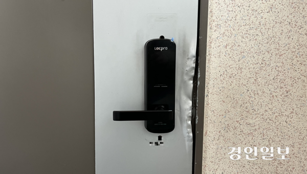 ‘동탄 납치 살인’ 사건의 가해자와 피해자가 살던 화성 동탄의 한 아파트 세대 현관문이 강제 개방된 흔적을 남긴 채 잠겨 있다. 2025.5.27 /조수현기자 joeloach@kyeongin.com