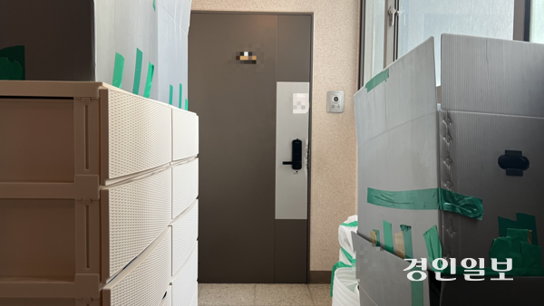 ‘동탄 납치 살인’ 사건의 가해자와 피해자가 살던 화성 동탄의 한 아파트 세대 현관문 앞에 플라스틱 박스가 이리저리 쌓여 있다. 2025.5.27 /조수현기자 joeloach@kyeongin.com