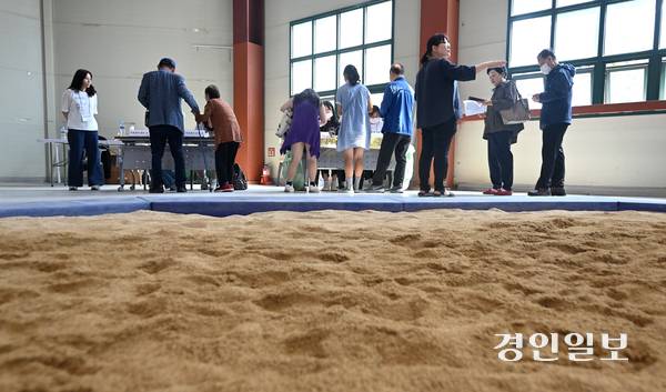 제21대 대통령선거 투표가 실시된 3일 성남시 중원구 성남종합운동장 실내씨름장에 마련된 투표소에서 유권자들이 투표하고 있다. 2025.6.3 /최은성기자 ces7198@kyeongin.com