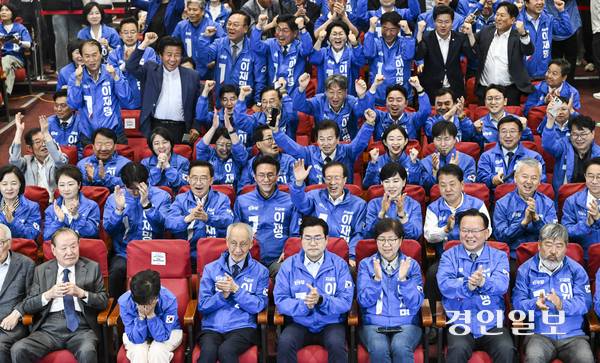 제21대 대통령선거일인 3일 오후 서울 여의도 국회에 마련된 더불어민주당 개표상황실에서 박찬대 더불어민주당 상임총괄선거대책위원장을 비롯한 당 관계자들이 방송3사 출구조사 결과 방송을 지켜보고 있다. 2025.6.3 /이지훈기자 jhlee@kyeongin.com