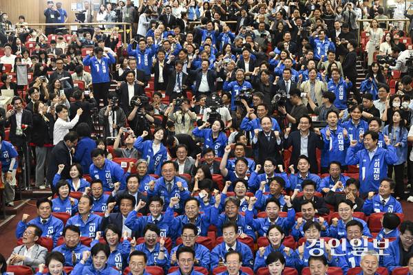 제21대 대통령선거일인 3일 오후 서울 여의도 국회에 마련된 더불어민주당 개표상황실에서 박찬대 더불어민주당 상임총괄선거대책위원장을 비롯한 당 관계자들이 방송3사 출구조사 결과 방송을 지켜보고 있다. 2025.6.3 /이지훈기자 jhlee@kyeongin.com