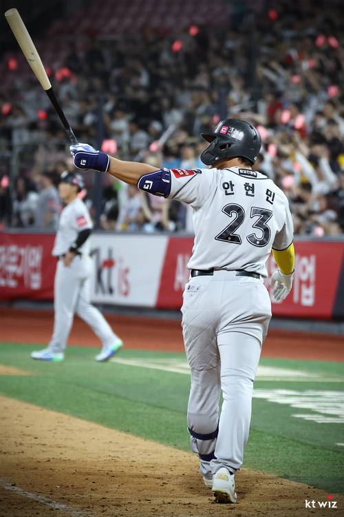 프로야구 kt wiz 안현민이 지난달 29일 두산 베어스와의 경기에서 타격 후 자신의 타구를 바라보고 있다. 이날 안현민은 프로 첫 만루홈런을 기록했다. 2025.6.3 /kt wiz 제공