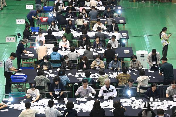 3일 오후 수원시 영통구 아주대학교 실내체육관에 마련된 개표장에서 제21대 대통령선거 개표가 실시되고 있다. 2025.6.3 /최은성기자 ces7198@kyeongin.com