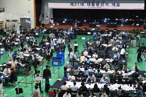 3일 오후 수원시 영통구 아주대학교 실내체육관에 마련된 개표장에서 제21대 대통령선거 개표가 실시되고 있다. 2025.6.3 /최은성기자 ces7198@kyeongin.com