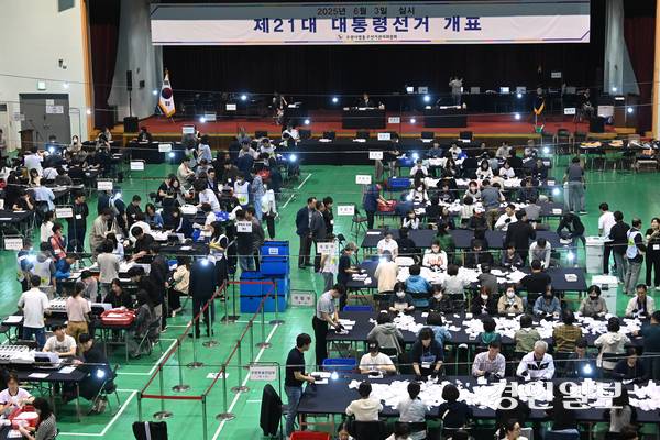 3일 오후 수원시 영통구 아주대학교 실내체육관에 마련된 개표장에서 제21대 대통령선거 개표가 실시되고 있다. 2025.6.3 /최은성기자 ces7198@kyeongin.com