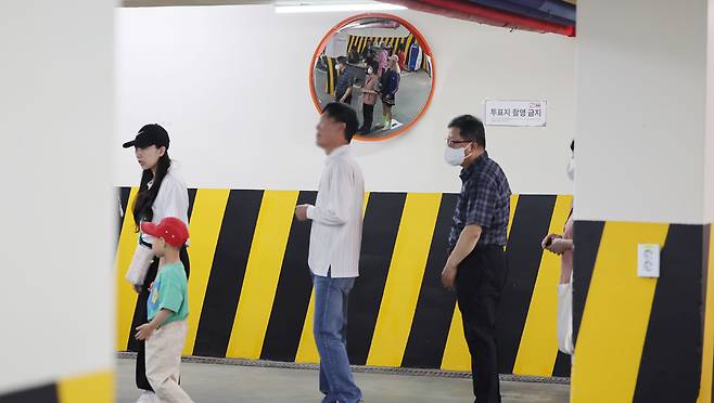 ▲ 제21대 대통령선거일인 3일 오전 인천 미추홀구 지하주차장에 마련된 주안4동 제2투표소에서 유권자들이 투표하기 위해 줄을 서고 있다. /이재민 기자 leejm@incheonilbo.com