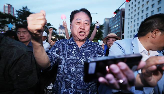 ▲ 제 21대 대통령 선거일인 3일 오후 서울 영등포구 국회대로 일대에 모인 더불어민주당 이재명 대선 후보 지지자가 환호하고 있다. /이호윤 기자 256@incheonilbo.com