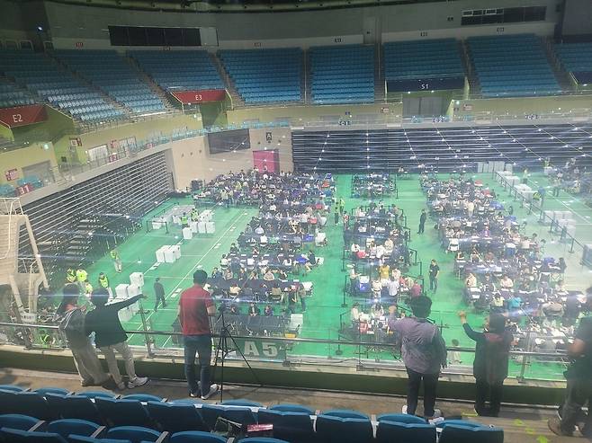 ▲ 3일 오후 9시쯤 제21대 대통령 선거 인천시 부평구 개표소인 삼산월드체육관 2층 일반관람석에서 개표 작업을 관람하고 있는 개표관람인들.