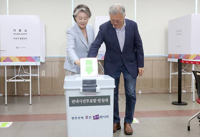 ▲&nbsp;문재인&nbsp;전 대통령과 김정숙 여사가 21대 대선 사전투표 첫날인 29일 오전 경남 양산시 하북면 주민자치센터에 마련된 사전투표소에서 투표하고 있다. /연합뉴스