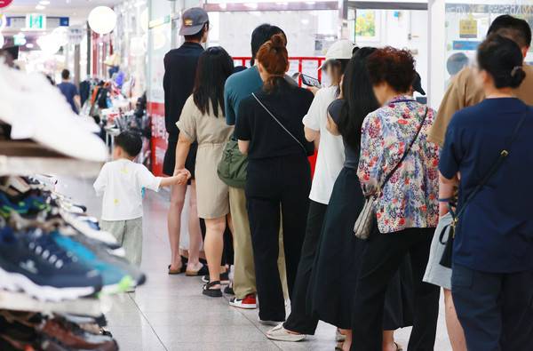 한 쇼핑센터에 마련된 투표장에 유권자가 길게 늘어서 있다. [사진 = 연합뉴스]