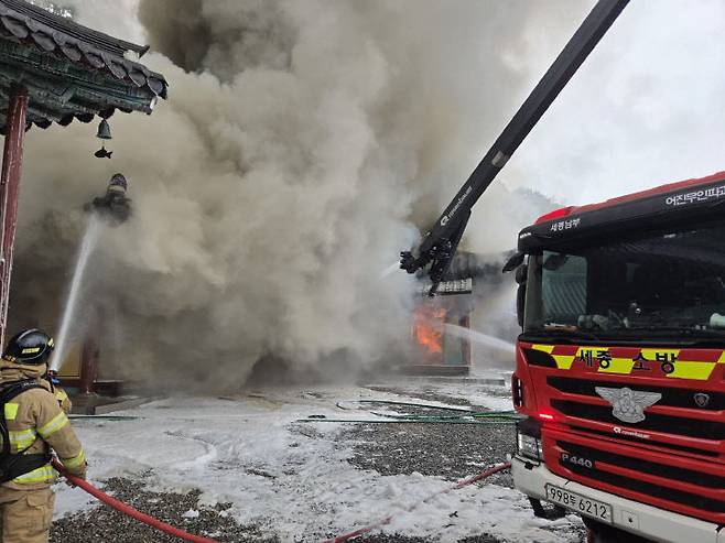 화재 진아 중인 소방대원들.