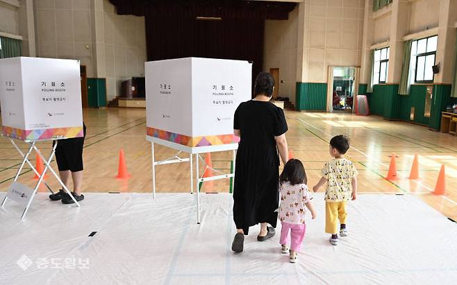 3일 21대 대통령 선거가  대전·세종·충남 1205개 투표소에서 진행되고 있는 가운데 대전시 유성구 노은초등학교에 마련된 노은 제2투표소에서 엄마를 따라 나온 아이들이 기표소로 향하고 있다. 금상진 기자