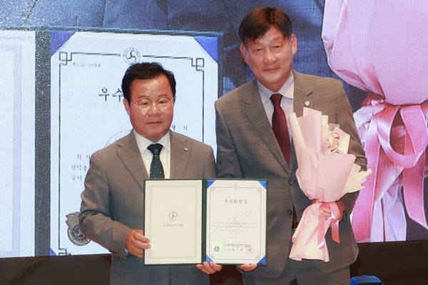 ▲ 박영기(오른쪽) 제천시의장이 우수회원상을 받은 뒤 사진작가협회회장과 기념촬영을 하고 있다. 제천시의회 제공