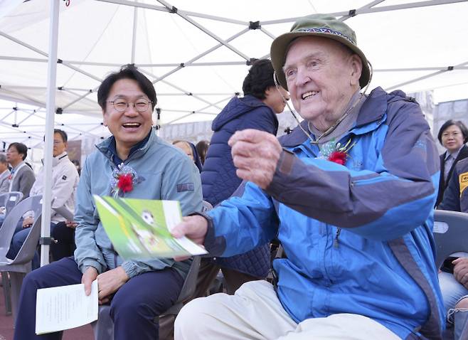 강기정 광주시장이 2024년 4월 6일 열린 '제22회 엠마우스슈퍼풋살대회'에 참석해 고 천노엘 신부(오른쪽)와 대화를 나누고 있다./광주시 제공