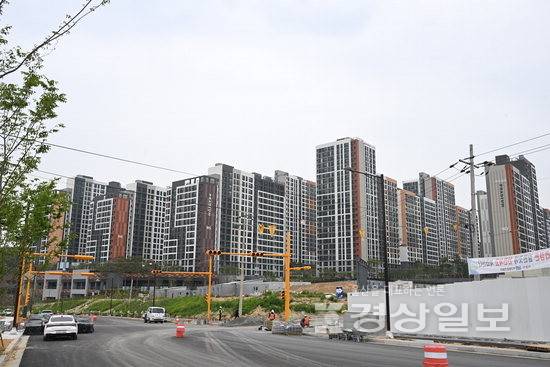 ▲ 6월 말부터 입주가 시작되는 울산 다운2지구 신혼희망타운 전경. 김도현기자 do@ksilbo.co.kr