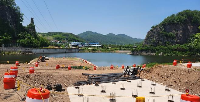 경상북도 북부건설사업소가 발주한 116억 원 규모의 영양군 ‘선바위 교량 건설공사’ 현장. 현재 시공사의 공사 중지 요청으로 작업이 멈춘 상태다. /장유수 기자