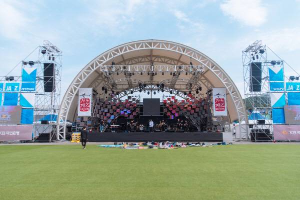 제19회 칠포재즈페스티벌 주 공연장인 칠포해수욕장 상설무대에 독일 프리미엄 오디오 브랜드 D&B audiotechnik의 KSL시스템을 도입한다. 경북일보DB