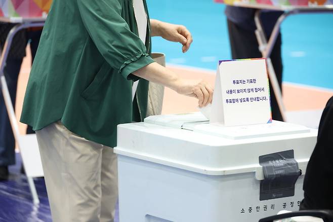 제21대 대통령 선거일인 3일 대구 수성구 대구여고 체육관에 마련된 범어1동 제2투표소에서 투표가 이뤄지고 있다.  연합뉴스