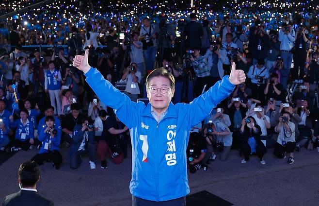 더불어민주당 이재명 대선 후보가 선거를 하루 앞둔 2일 서울 여의도공원 마지막 유세에서 연설을 마친 뒤 시민들에게 인사하고 있다.  연합뉴스