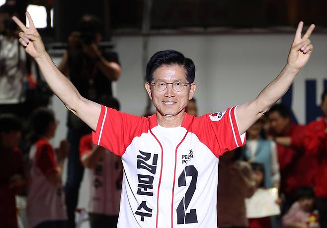 국민의힘 김문수 대선 후보가 2일 서울시청 앞 서울광장에서 열린 피날레 유세에서 지지를 호소하고 있다. 연합뉴스