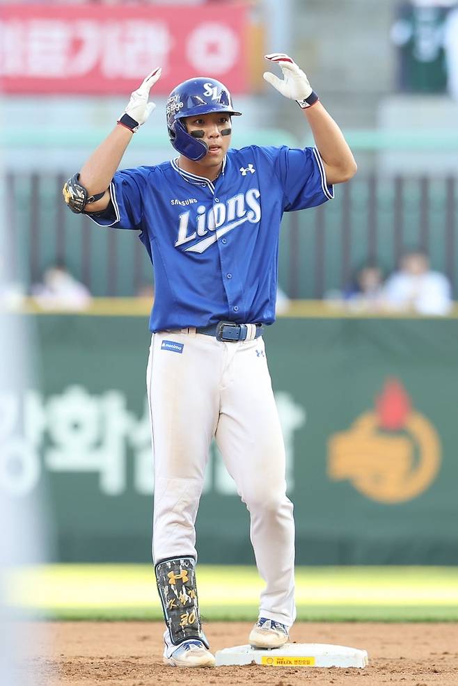 3일 오후 5시 인천 SSG랜더스필드에서 '2025 신한 SOL 뱅크 KBO리그' 삼성 라이온즈와 SSG 랜더스 경기에서 김영웅이 안타를 친 후 환호하고 있다. <삼성 라이온즈 제공>