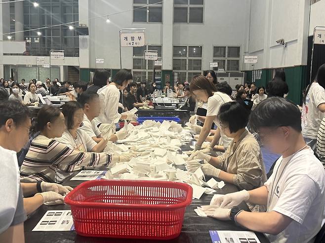 3일 오후 8시 30분쯤 대구 북구 개표소에서 개표사무원들이 투표용지를 정리하고 있다. 박영민기자.