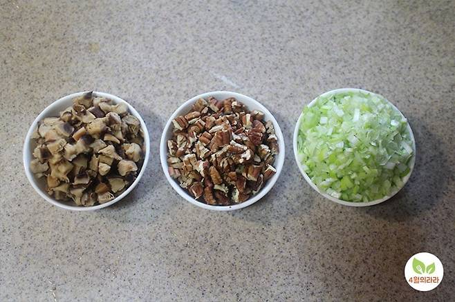 견과류쌈장에 들어갈 표고버섯과 피칸 그리고 대파