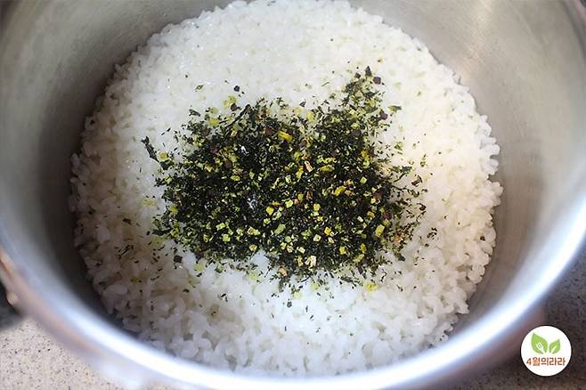 압력솥에 지은 밥에 김자반을 넣은 모습