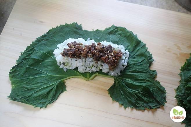 머위에 밥과 쌈장을 올린 모습