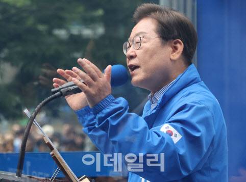 이재명 더불어민주당 대선 후보가 2일 오후 경기 성남시 야탑역 광장에서 열린 경기 성남시·광주시 집중유세에서 지지를 호소하고 있다. (사진=노진환 기자)