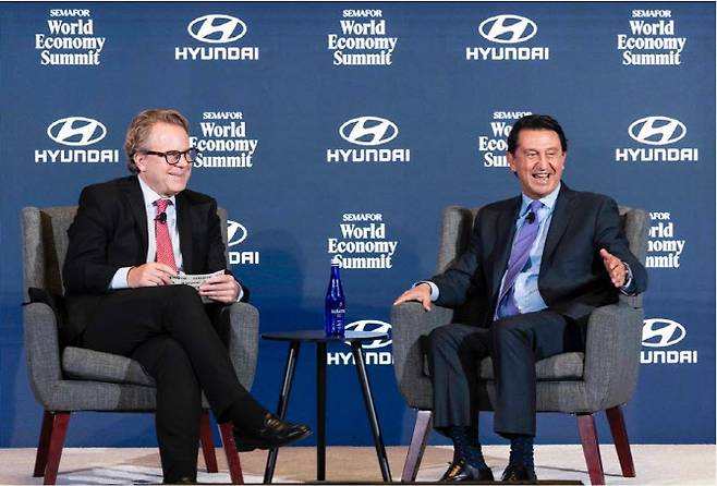 호세 무뇨스 현대차 사장(오른쪽)이 미국 글로벌 뉴스 플랫폼 세마포의 CEO 겸 공동 창업자 저스틴 B. 스미스와 대담을 나누고 있다. (사진=호세 무뇨스 현대차 사장 링크드인)
