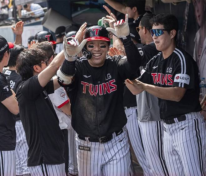 LG트윈스 김현수가 스리런홈런을 친 뒤 더그아웃에서 동료들에게 축하를 받고 있다. 사진=LG트윈스