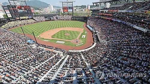 3일 대전 한화생명 볼파크에서 열린 2025 신한 SOL 뱅크 KBO리그 한화 이글스와 kt 위즈의 경기를 보기 위해 관중들이 가득 차 있다. 흥행몰이를 이어가고 있는 프로야구는 이날 역대 최소경기로 500만 관중을 돌파했다.
