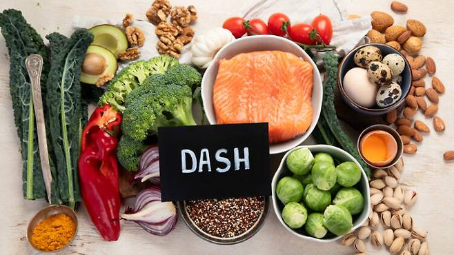 건강한 식습관을 유지하는 것은 치매 위험을 줄일 수 있는 것으로 알려져 있다. 중년 이후도 건강식을 먹기에 늦지 않은 시점이다. [사진=게티이미지뱅크]