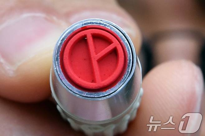 제21대 대통령선거를 하루 앞둔 2일 경북 포항시 북구선거관리위원회 관계자가 기표용구를 들어보이고 있다. 2025.6.2/뉴스1 ⓒ News1 최창호 기자