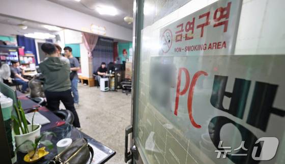 서울 강북경찰서 범죄예방질서계 소속 경찰관들이 지난 5월 무허가 사행성 불법 게임장 단속을 하고 있다. 2025.6.3 ⓒ 뉴스1 장수영 기자