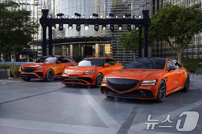 제네시스는 고성능 프로그램 '제네시스 마그마'를 기반으로 모터스포츠에 공식 진출한다고 5일 밝혔다. 4일(현지시간) 아랍에미리트(UAE) 두바이 아르마니 호텔에서 욜란 ‘제네시스 모터스포츠 프리미어’에 GV80 쿠페 콘셉트(왼쪽부터), GV60 마그마 콘셉트, G80 EV 마그마 콘셉트가 전시돼 있다. (제네시스 제공) 2024.12.5/뉴스1