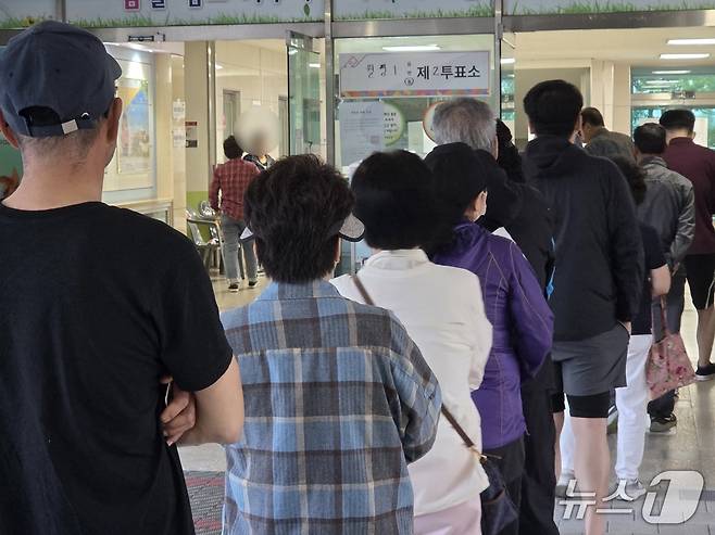 제21대 대통령 선거일인 3일 투표 시작 시간인 오전 6시 전부터 대전 서구 월평초등학교 제2투표소 앞에 유권자들이 줄지어 서있다. ⓒ 뉴스1 김종서 기자