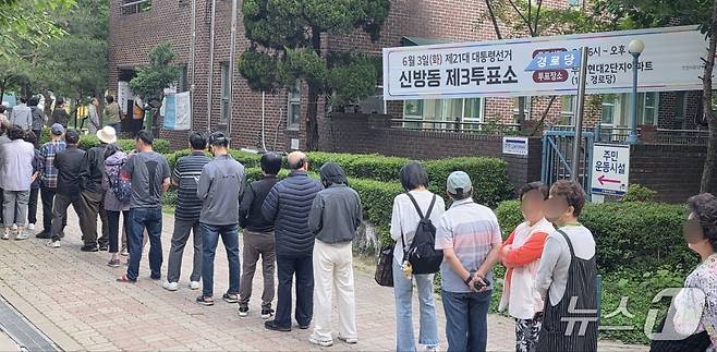 제21대 대통령 선거가 시작된 3일 이른 아침부터 충남 천안 신방동 제3투표소에 많은 유권자들이 줄지어 차례를 기다리고 있다. ⓒ 뉴스1 이시우 기자