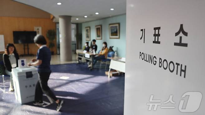 21대 대통령 선거일인 3일 오전 충북 청주시 흥덕고등학교에 마련된 투표소에서 시민들이 소중한 한 표를 행사하고 있다. 2025.6.3/뉴스1 ⓒ News1 박건영 기자