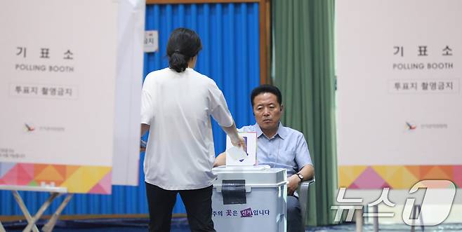 21대 대통령 선거일인 3일 오전 충북 청주시 흥덕구 대성중학교에 마련된 투표소에서 시민들이 소중한 한 표를 행사하고 있다. 2025.6.3/뉴스 2025.6.3/뉴스1 ⓒ News1 김용빈 기자